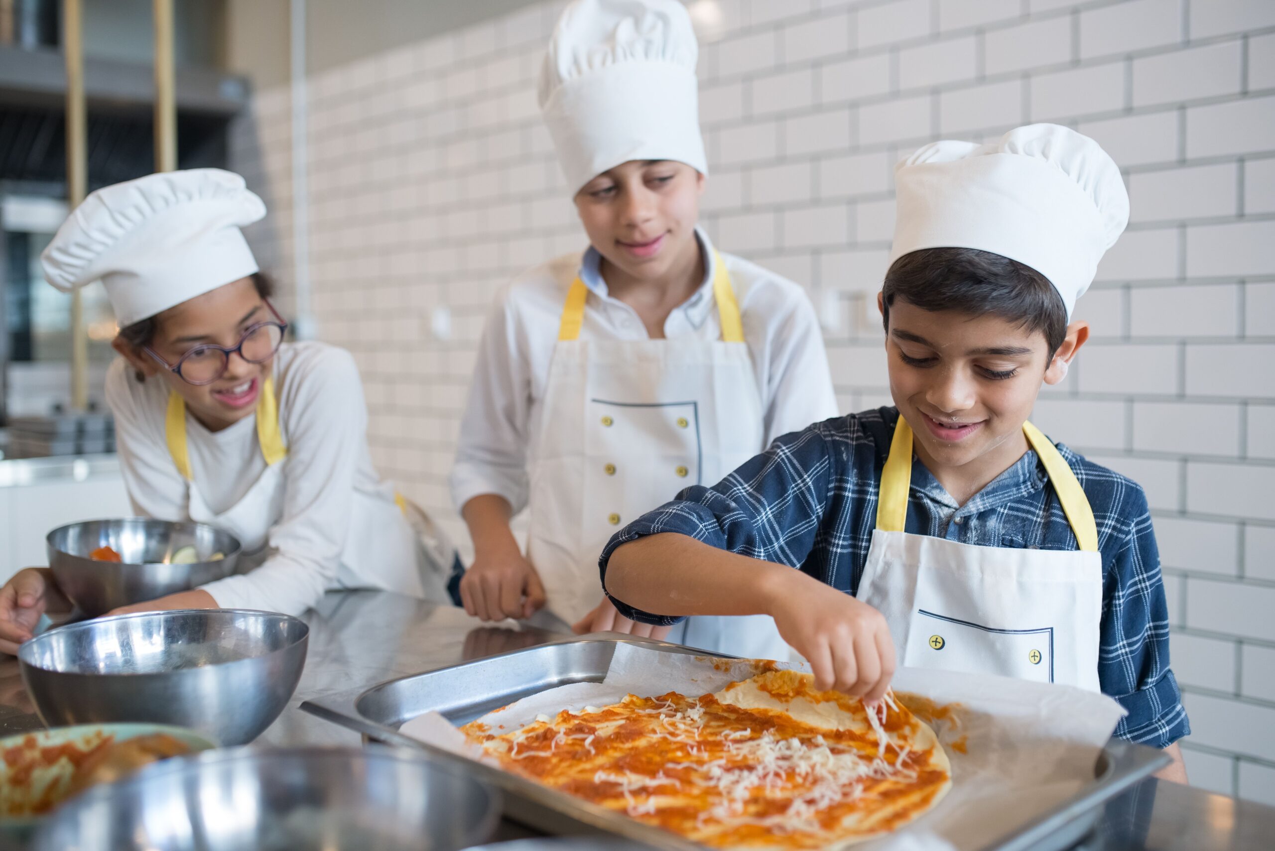 kids pizza making